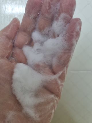 프리마인 더이상 뻣뻣하고 효과없는 탈모샴푸는 NO. 근본부터 케어하는 셀베이스 그린티샴푸(500ml) — 5점을 준 리뷰어가 2023년 3월 올린 사용 사진