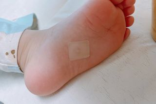 [큐어반H 커팅] 간편하게 떼서 쓰는 자외선차단 습윤밴드 (1팩/30매입) — 5점을 준 리뷰어가 2022년 10월 올린 사용 사진
