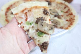 [푸딩팩토리] 10인치 씬피자 3종 택2_베샤멜 고르곤졸라/불고기/고르곤졸라 — 5점을 준 리뷰어가 2022년 5월 올린 사용 사진