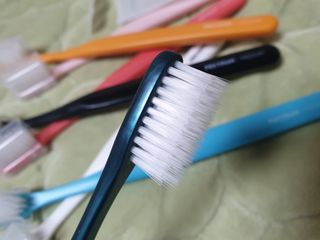 펙트럼 안티박 프리미엄 칫솔 8개입 — 5점을 준 리뷰어가 2023년 12월 올린 사용 사진