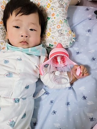유비맘 트라이탄 코니빨대컵_컬러 랜덤 발송 — 5점을 준 리뷰어가 2021년 3월 올린 사용 사진