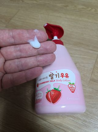 [과일나라] 피부가 마시는 딸기우유 바디클렌저&바디로션 — 5점을 준 리뷰어가 2022년 10월 올린 사용 사진