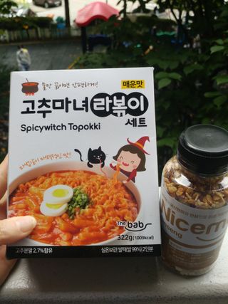 더밥  고추마녀 라볶이 +  나이스미 무설탕 현미후레이크 — 5점을 준 리뷰어가 2021년 10월 올린 사용 사진