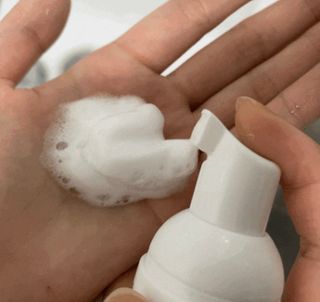 블룸비 거품 두피 샴푸 — 4.5점을 준 리뷰어가 2022년 8월 올린 사용 사진