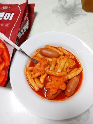 빨간키트 떡볶이 밀키트 2~3인분 매운맛 국물 떡볶이 만들기 쉬운 황금 레시피 분말 소스로 간편한 요리 — 5점을 준 리뷰어가 2021년 8월 올린 사용 사진
