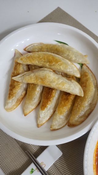(주)성경순만두 곤약만두.콘치즈만두,삼각당면만두,당면 야끼만두,대구전통 납작만두,떡뽁이 매콤소스,달콤소스 — 5점을 준 리뷰어가 2023년 4월 올린 사용 사진