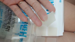 [큐어반H 커팅] 간편하게 떼서 쓰는 자외선차단 습윤밴드 (1팩/30매입) — 5점을 준 리뷰어가 2022년 11월 올린 사용 사진