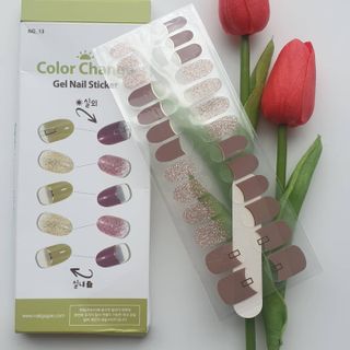 [네일가게] 햇빛에 닿으면 색이 변하는 신기한 햇살 반전 네일스티커_B — 5점을 준 리뷰어가 2021년 9월 올린 사용 사진