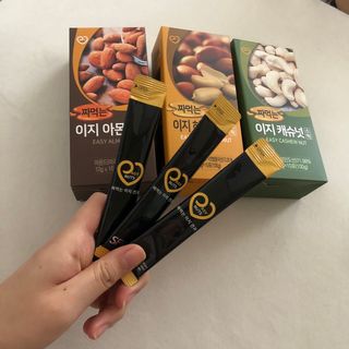 짜먹는 이지견과 짜먹는 이지아몬드, 짜먹는 이지허니피넛, 짜먹는 이지캐슈넛 각 10g X  10포 — 5점을 준 리뷰어가 2021년 2월 올린 사용 사진