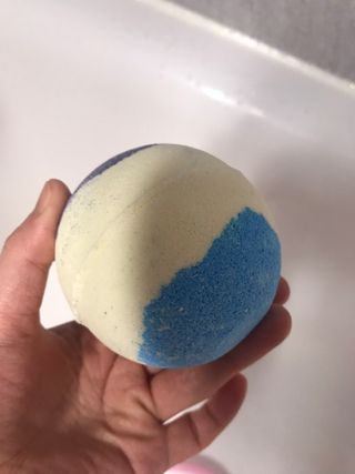 소담스퀘어 상암 Evreryday Bath Bomb Day7(에브리데이 배쓰밤 데이7) / 7종 중 2종 랜덤발송 — 4.5점을 준 리뷰어가 2022년 11월 올린 사용 사진