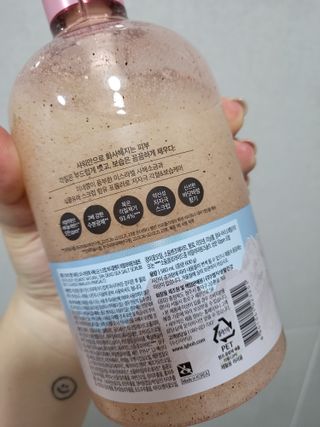 벨먼 내추럴스파 수분광채 스크럽 바디워시 600ml 5종 — 3점을 준 리뷰어가 2022년 5월 올린 사용 사진