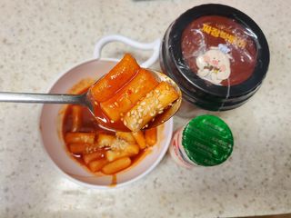 유비쿡 컵떡볶이 매운컵떡볶이2개/ 짜장컵떡볶이 2개  총 4개세트 — 5점을 준 리뷰어가 2021년 3월 올린 사용 사진