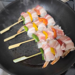 [다물꼬치] 삼겹새우롤꼬치 5개입 350g  + 데리야끼소스 120g + 매운고추소스 120g — 4.5점을 준 리뷰어가 2021년 12월 올린 사용 사진