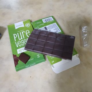 당류2g 자일리톨로 단맛을낸 슈카 퓨어비건 무설탕초콜릿 Xucker vegan 2개입 — 5점을 준 리뷰어가 2021년 4월 올린 사용 사진