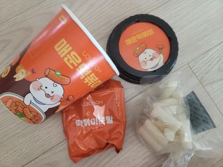 유비쿡 컵떡볶이 매운컵떡볶이2개/ 짜장컵떡볶이 2개  총 4개세트 — 5점을 준 리뷰어가 2021년 7월 올린 사용 사진