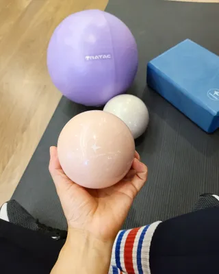 [트라택] 홈 필라테스 SET [미니짐볼+웨이트볼(0.5kg&1kg+요가블럭] — 4.5점을 준 리뷰어가 2022년 7월 올린 사용 사진