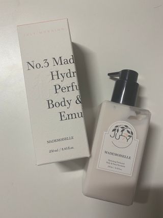 줄라이 모닝 _ JULY MORNING 줄라이모닝 하이드레이팅 퍼퓸드 바디앤핸드 에멀젼 — 4.5점을 준 리뷰어가 2022년 3월 올린 사용 사진