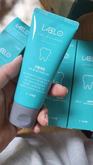 치과에서 쓰는 치약 _ 라벨제로 저불소 꼬마, 키즈, 유아, 베이비, 주니어 안전한 어린이치약 — 5점을 준 리뷰어가 2023년 1월 올린 사용 사진