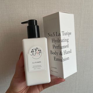 줄라이 모닝 _ JULY MORNING 줄라이모닝 하이드레이팅 퍼퓸드 바디앤핸드 에멀젼 — 5점을 준 리뷰어가 2021년 10월 올린 사용 사진