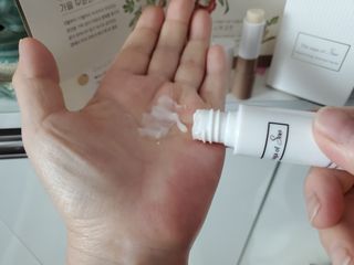 더사가오브수 [사가수] 효혜윤 보태니컬 에너지 에센스인로션 20ml /아이포올 스틱 3g — 5점을 준 리뷰어가 2023년 2월 올린 사용 사진