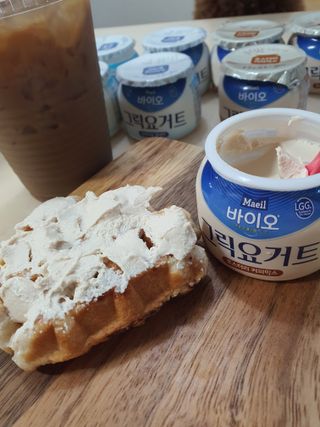 매일바이오 그릭요거트 오리지널 플레인 4개, 로스터리 커피믹스 4개 — 5점을 준 리뷰어가 2021년 12월 올린 사용 사진