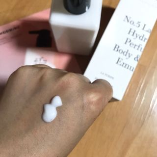 줄라이 모닝 _ JULY MORNING 줄라이모닝 하이드레이팅 퍼퓸드 바디앤핸드 에멀젼 — 3.5점을 준 리뷰어가 2021년 9월 올린 사용 사진