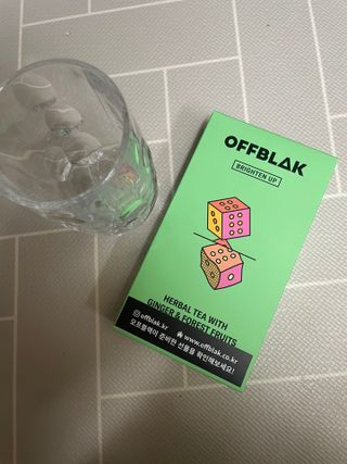 [오프블랙] 얼굴톤이 달라지는 히비스커스티 브라이튼업 — 5점을 준 리뷰어가 2022년 6월 올린 사용 사진