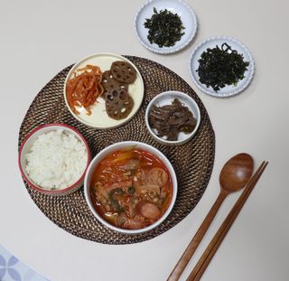 하나마이 [마마쿡] 전 청와대 천상현 셰프의 밑반찬  5종세트(소고기 장조림+연근조림+진미채+간장김자반+새우김자반) — 5점을 준 리뷰어가 2023년 4월 올린 사용 사진