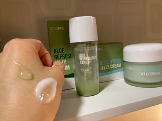 김정문알로에 큐어 큐어 알로에 리프레쉬 젤리 세럼, 큐어 알로에 하이드로 젤리 크림 — 5점을 준 리뷰어가 2021년 4월 올린 사용 사진