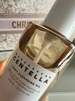 스킨1004 [SKIN1004] 마다가스카르 센텔라 라이트 클렌징 오일 200ml — 5점을 준 리뷰어가 2024년 7월 올린 사용 사진