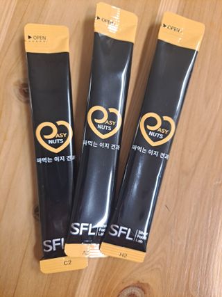 짜먹는 이지견과 짜먹는 이지아몬드, 짜먹는 이지허니피넛, 짜먹는 이지캐슈넛 각 10g X  10포 — 4점을 준 리뷰어가 2021년 4월 올린 사용 사진
