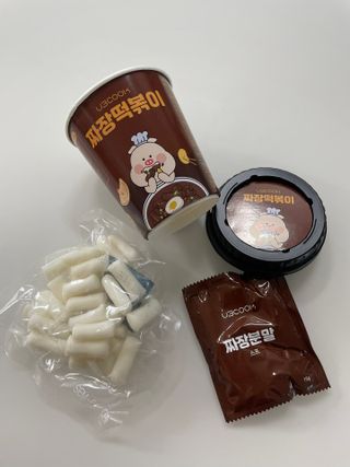 유비쿡 컵떡볶이 매운컵떡볶이2개/ 짜장컵떡볶이 2개  총 4개세트 — 5점을 준 리뷰어가 2021년 6월 올린 사용 사진