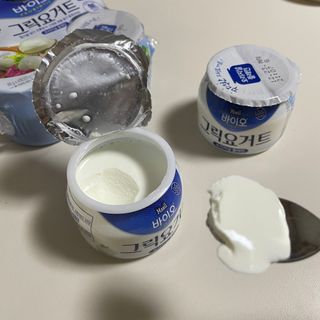 매일바이오 그릭요거트 오리지널 플레인 4개, 로스터리 커피믹스 4개 — 5점을 준 리뷰어가 2021년 12월 올린 사용 사진