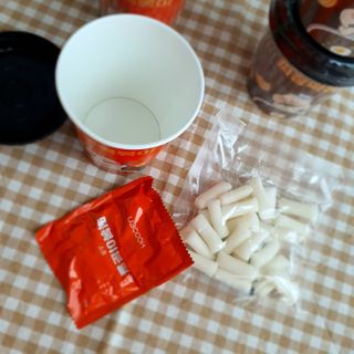 유비쿡 컵떡볶이 매운컵떡볶이2개/ 짜장컵떡볶이 2개  총 4개세트 — 5점을 준 리뷰어가 2021년 4월 올린 사용 사진