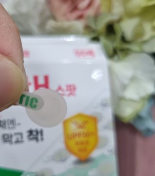 [큐어반H 스팟] 자외선 99프로 차단되는 스틱타입 스팟밴드(1팩 / 66매입) — 5점을 준 리뷰어가 2022년 11월 올린 사용 사진