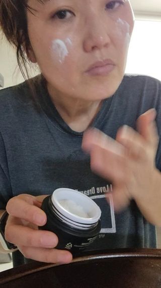 오투에니원 갈락토미세스 비타민 C 프리미엄 블랙스완 크림 50g — 4점을 준 리뷰어가 2022년 12월 올린 사용 사진
