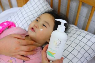 mom e 맘이 내추럴 베이비 케어 샴푸앤바스+로션 — 5점을 준 리뷰어가 2021년 1월 올린 사용 사진
