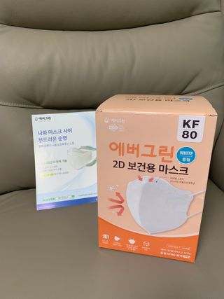 [에버그린] 2D 새부리형 KF80 중형 화이트 25매 — 5점을 준 리뷰어가 2021년 8월 올린 사용 사진