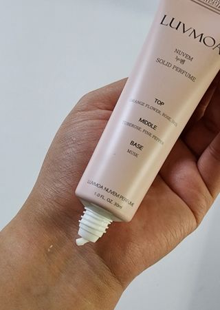 러브모아 향수 고체향수 승무원 고체향수 바르는 향수 니치향수 도손 우드세이지 앤 씨솔트 — 5점을 준 리뷰어가 2022년 10월 올린 사용 사진