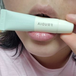 [후르디아] 올리브영 착한보습 비건 립버터 2종 — 5점을 준 리뷰어가 2023년 1월 올린 사용 사진
