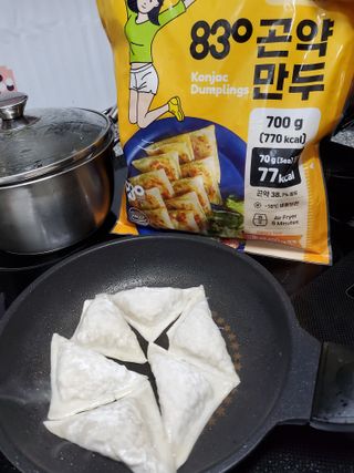 (주)성경순만두 곤약만두.콘치즈만두,삼각당면만두,당면 야끼만두,대구전통 납작만두,떡뽁이 매콤소스,달콤소스 — 4.5점을 준 리뷰어가 2023년 4월 올린 사용 사진