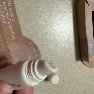 [후르디아] 올리브영 착한보습 비건 립버터 2종 — 4점을 준 리뷰어가 2022년 10월 올린 사용 사진
