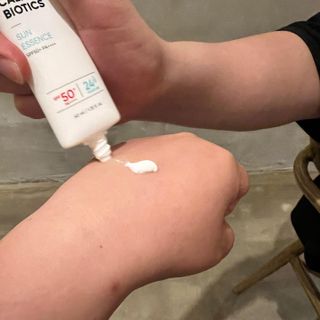 리더스코스메틱 리더스 카밍 바이오틱스 선 에센스 SPF 50+ PA++++ — 5점을 준 리뷰어가 2022년 5월 올린 사용 사진