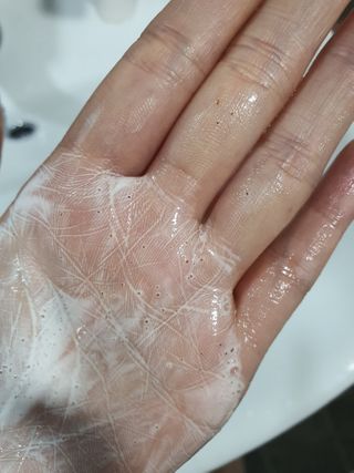 IO 아이오 오늘도 넌 눈부셔 - 데일리 스크럽 클렌징폼 — 4.5점을 준 리뷰어가 2021년 2월 올린 사용 사진