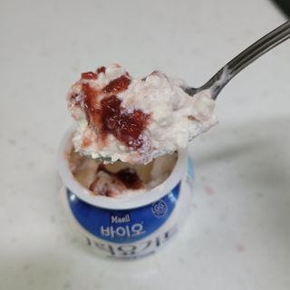 매일바이오 그릭요거트 오리지널 플레인 4개, 로스터리 커피믹스 4개 — 3.5점을 준 리뷰어가 2021년 12월 올린 사용 사진