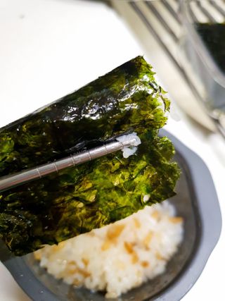 [해림맛김] 들기름에 구운 바삭바삭 김 4종 세트 + 1종 랜덤발송 총5개입 — 5점을 준 리뷰어가 2021년 2월 올린 사용 사진