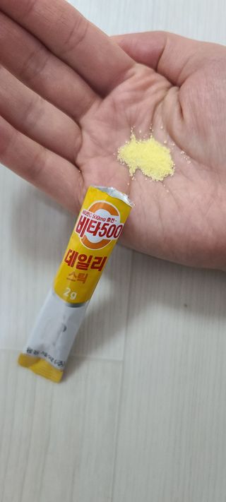 [광동제약] 비타500데일리스틱 50포 & 비타500구미 1개 — 5점을 준 리뷰어가 2021년 12월 올린 사용 사진