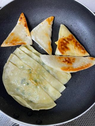 (주)성경순만두 곤약만두.콘치즈만두,삼각당면만두,당면 야끼만두,대구전통 납작만두,떡뽁이 매콤소스,달콤소스 — 4점을 준 리뷰어가 2023년 4월 올린 사용 사진