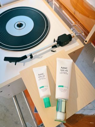 [AHC] 세이프온 에센스 선크림 올리브영 스페셜 증정 기획세트 — 5점을 준 리뷰어가 2022년 6월 올린 사용 사진