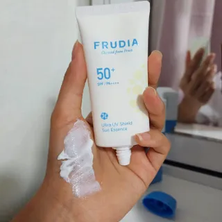 틱톡 [후르디아] 백탁NO! 화잘먹 수분광 선 에센스✨ — 5점을 준 리뷰어가 2023년 6월 올린 사용 사진